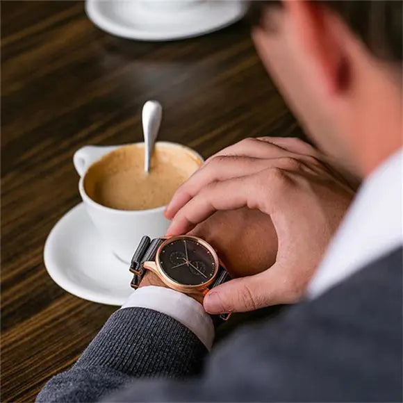 Fashionable Men's Quartz Watch with Calendar Feature